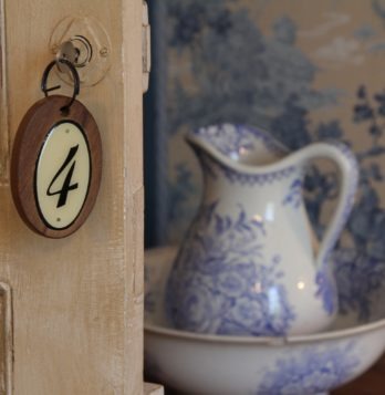 entree chambre bleue, faience , toile de Jouy , domaine du buc chambres d’hotes