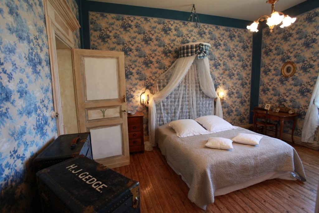 chambre bleue domaine du buc, tapisserie toile de jouy 1900 , chambre de charme