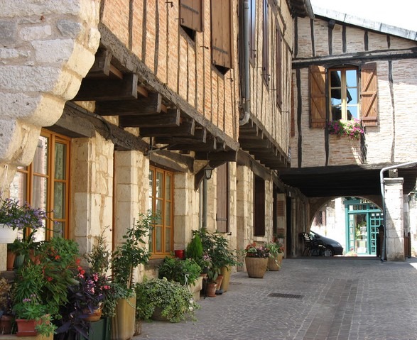 rue de Puycelsi, Bastide albigeoise