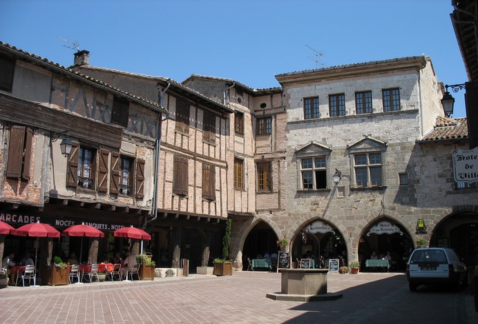 Place de Castelnau de Motmiral, Bastide albigeoise