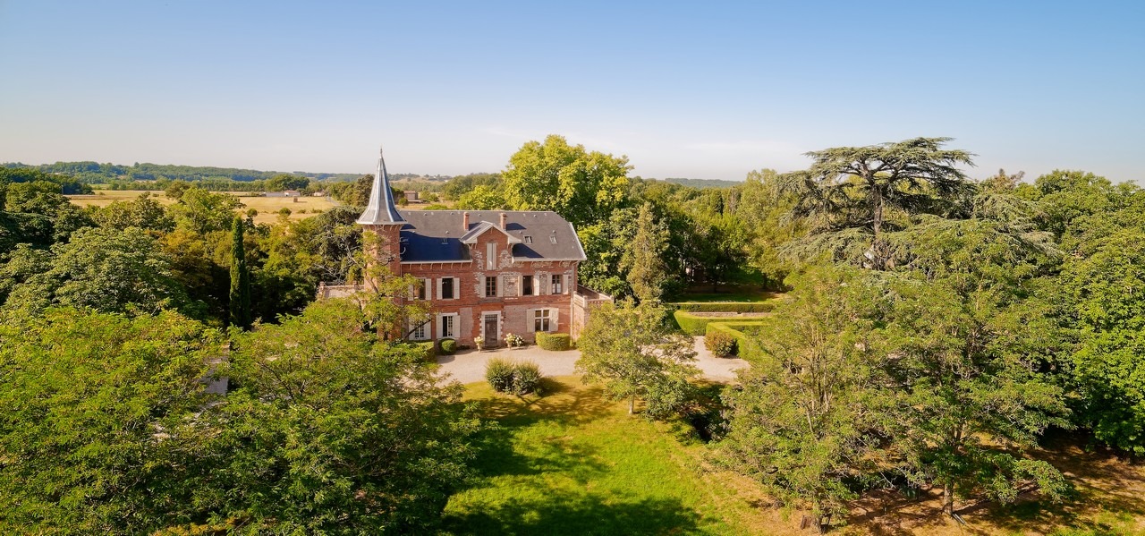 parc et jardin avec piscine , chambres dhotes de charme aux portes d albi