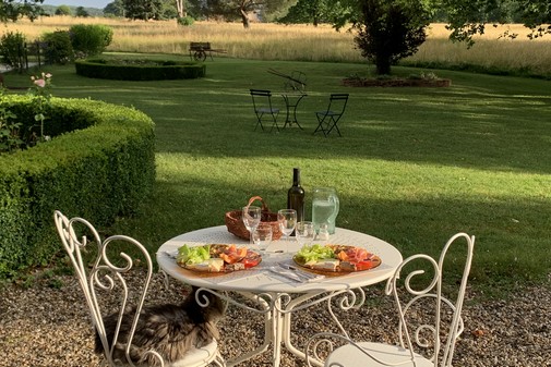 assiette du terroir dans le parc chambres d hotes albi