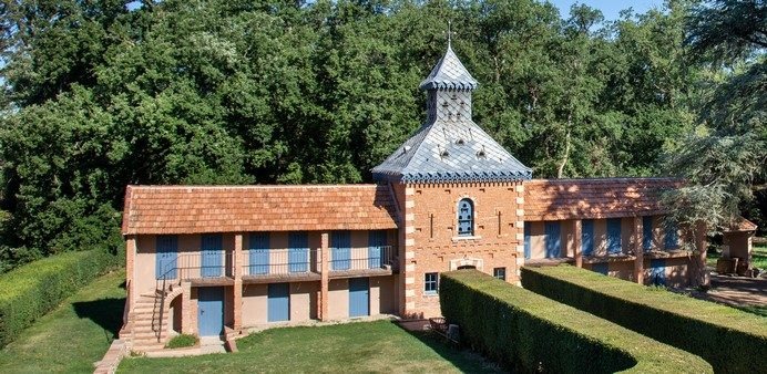 Domaine du Buc – Gite du pigeonnier – pmr-Vue de la terrasse du chateau