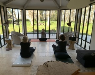 cours de yoga dans un gite de prestige tarn albi occitanie