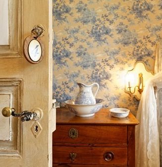 Chambre-bleue-Domaine-du-Buc-6-aspect-ratio-327-337