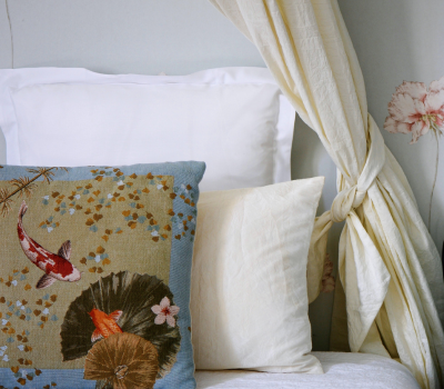 Chambre dans gîte de charme - Détail décoration lit