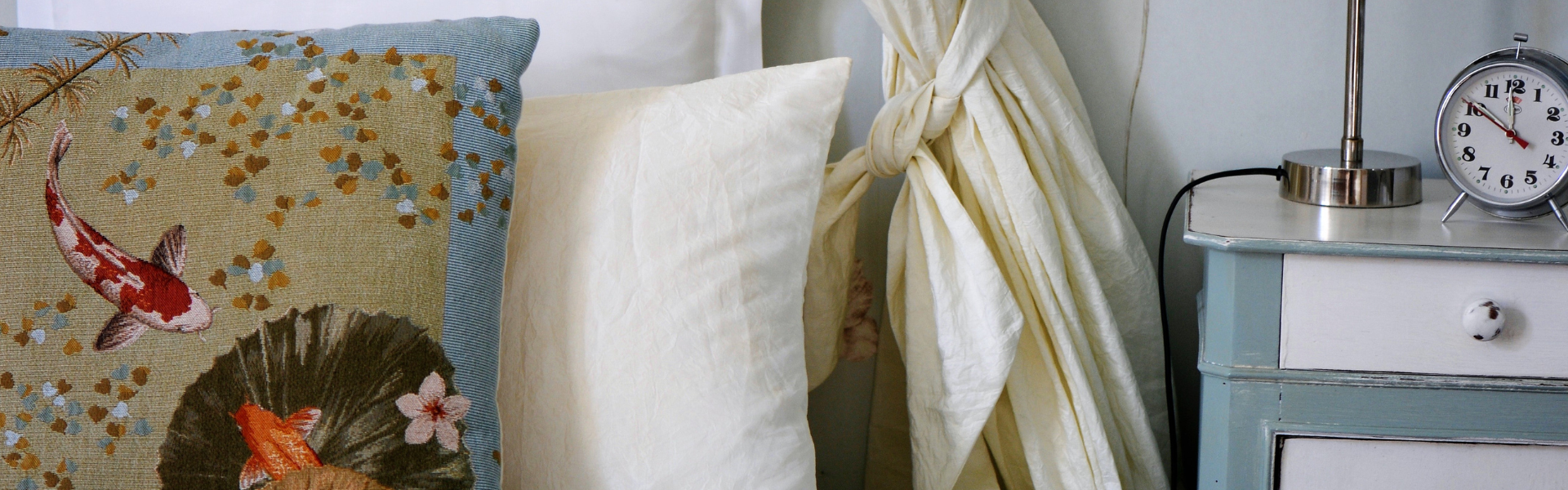 Chambre dans gîte de charme - Détail décoration lit