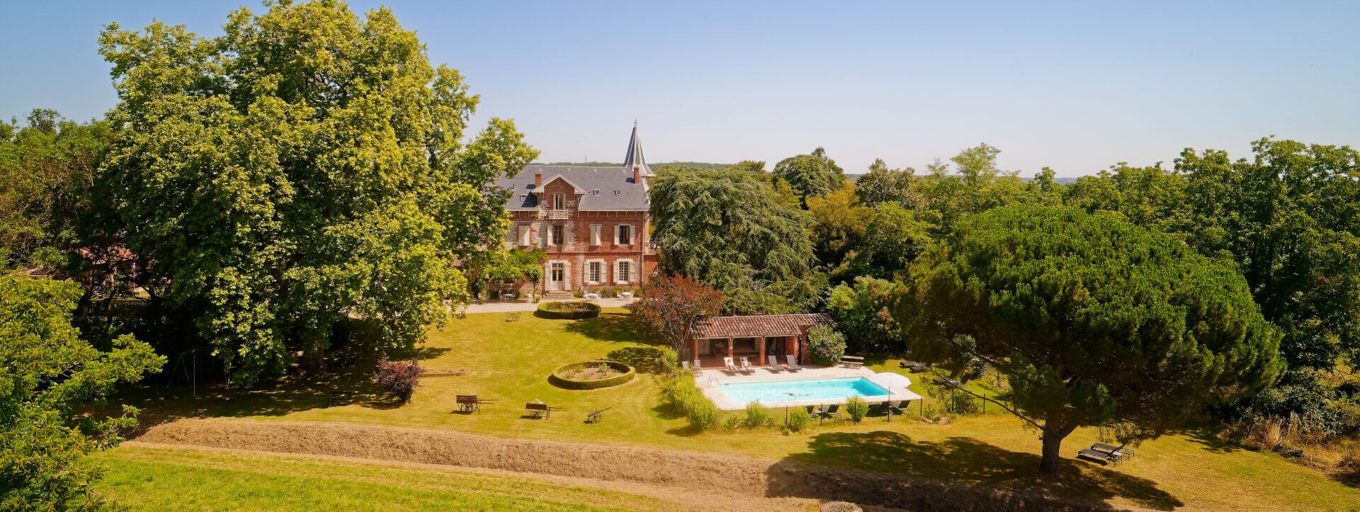 vue-ensemble-domaine-du-buc-parc-et-piscine-albi-tarn