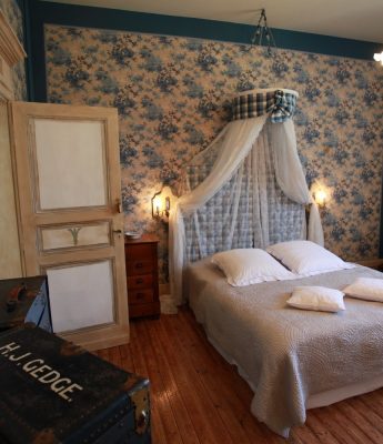 chambre bleue domaine du buc, tapisserie toile de jouy 1900 , chambre de charme