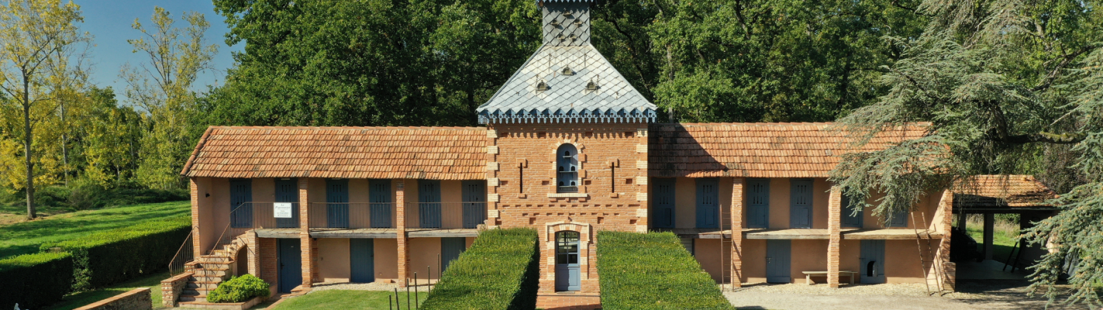 Domaine du Buc – Gîte du Pigeonnier vue façade gîte de charme Gite-du-Pigeonnier-vue-facade-gite-de-charme-